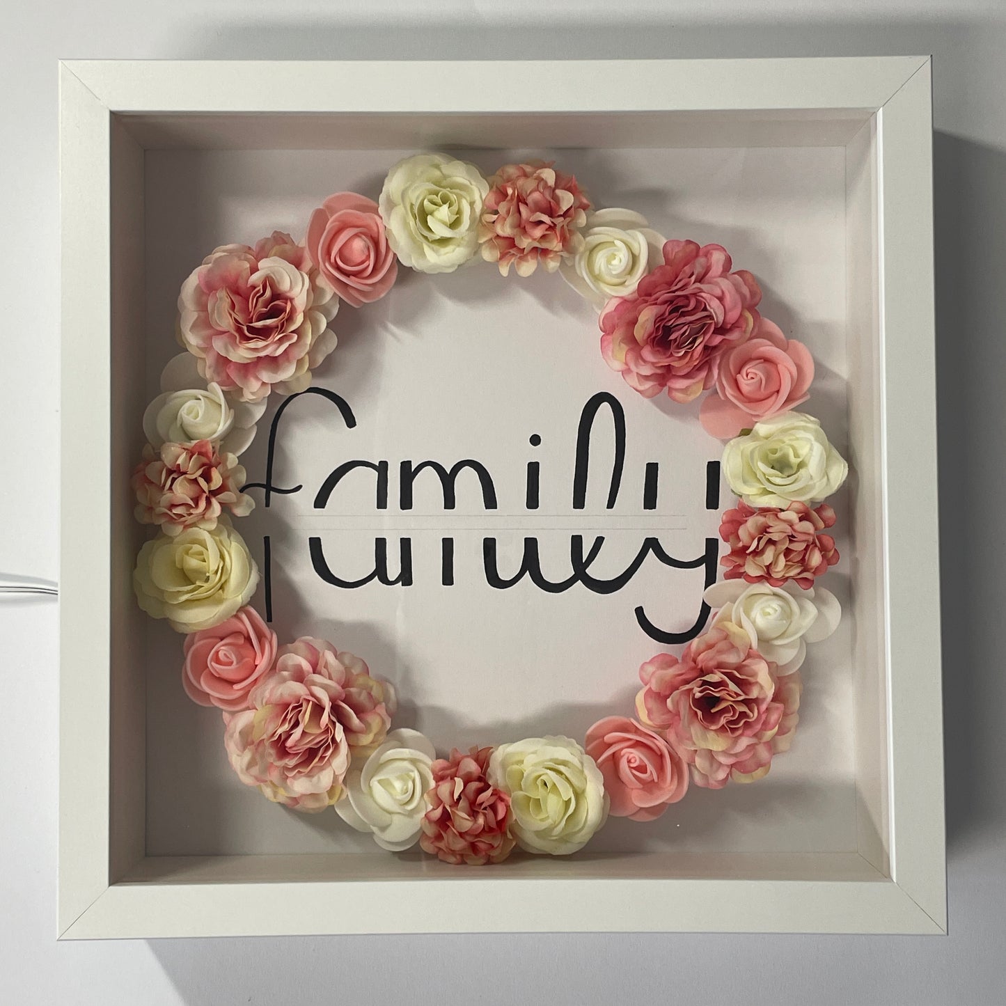 Handlettering "family" (Kranz weiß/pink)