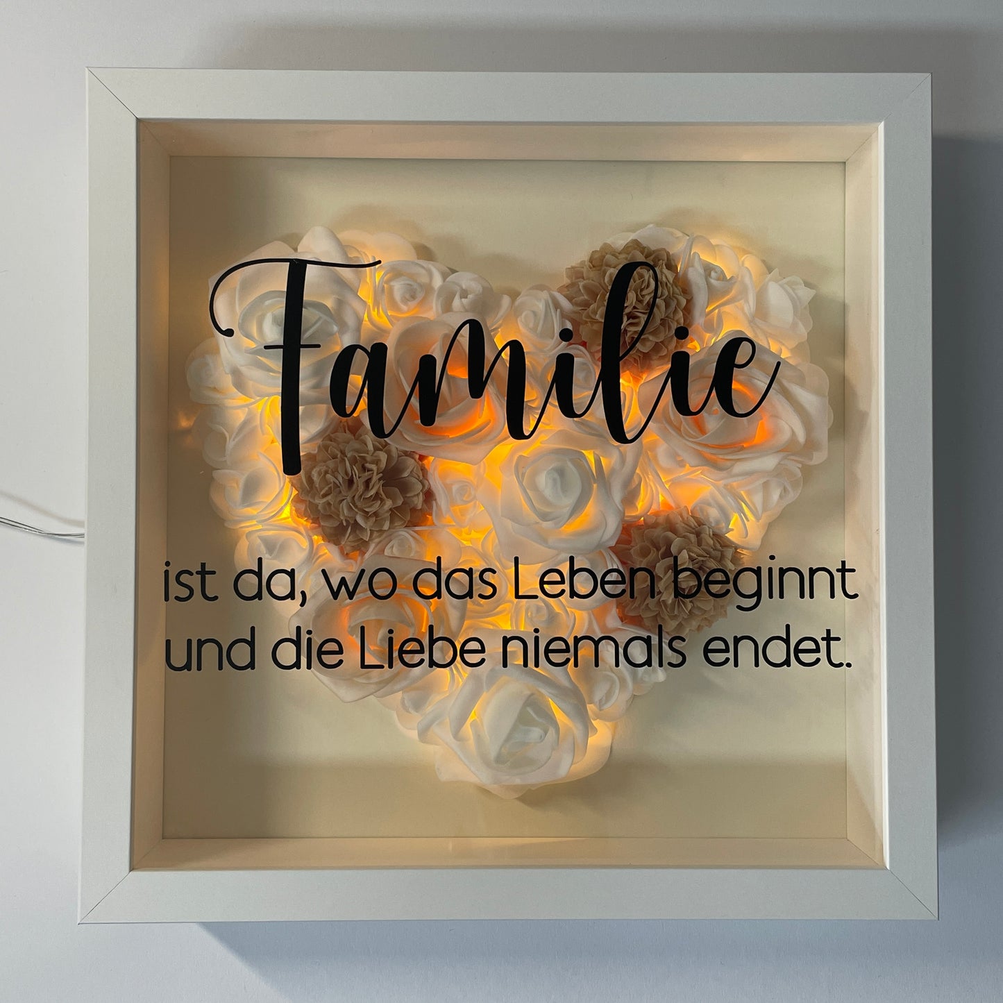 Familie ist da, wo das Leben beginnt und die Liebe niemals endet (beige/weiß)