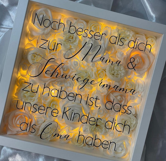 "Noch besser als dich zur Mama & Schwiegermama zu haben ist, dass unsere Kinder dich als Oma haben." (komplett beige/weiß)