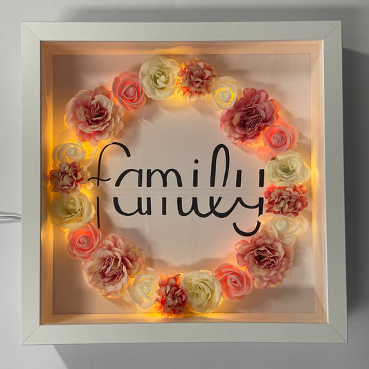 Handlettering "family" (Kranz weiß/pink)