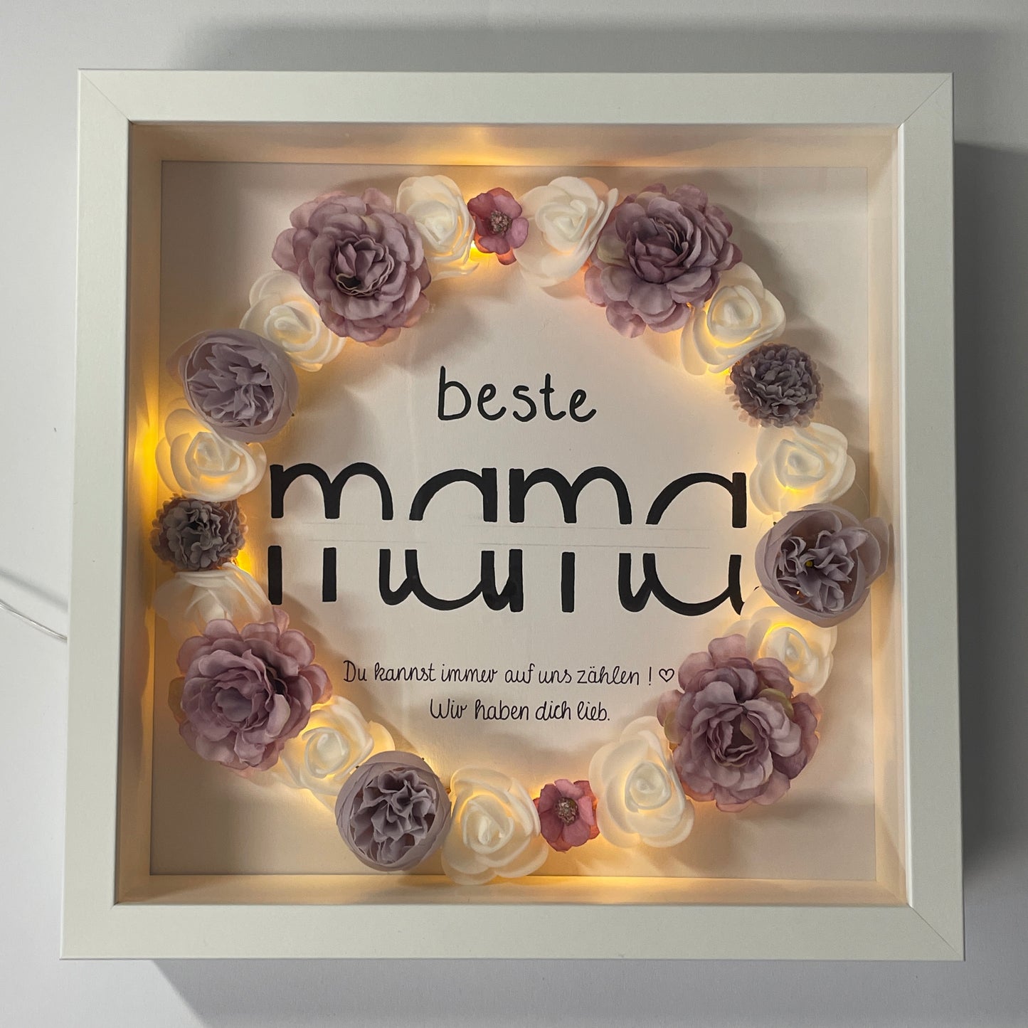 Handlettering "Mama" (Kranz weiß/lila)