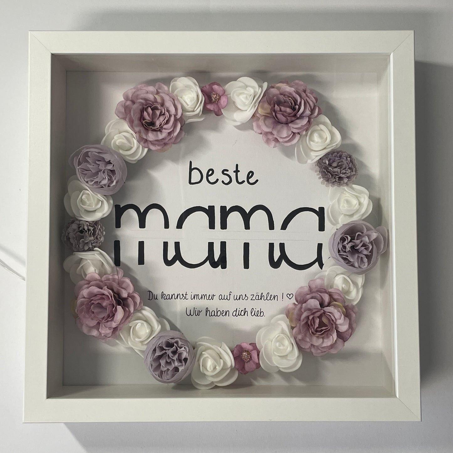 Handlettering "Mama" (Kranz weiß/lila)